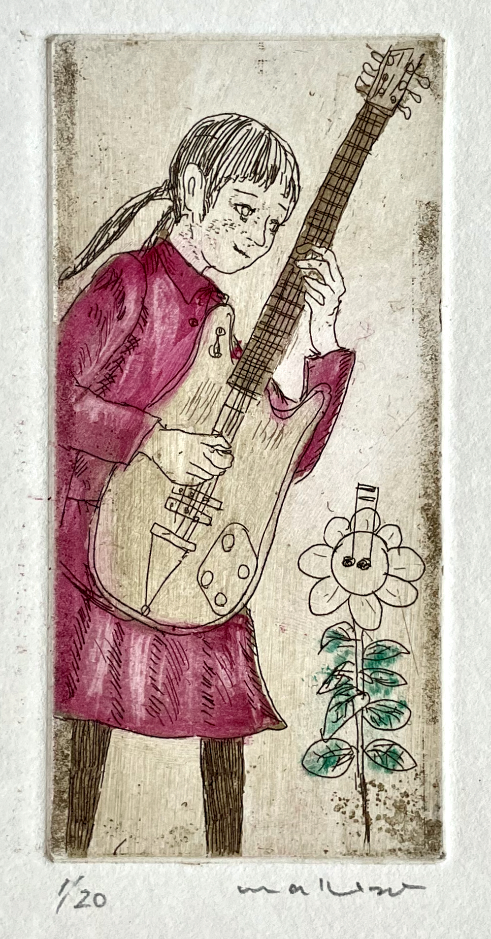 花に音楽を聴かせるルーシー